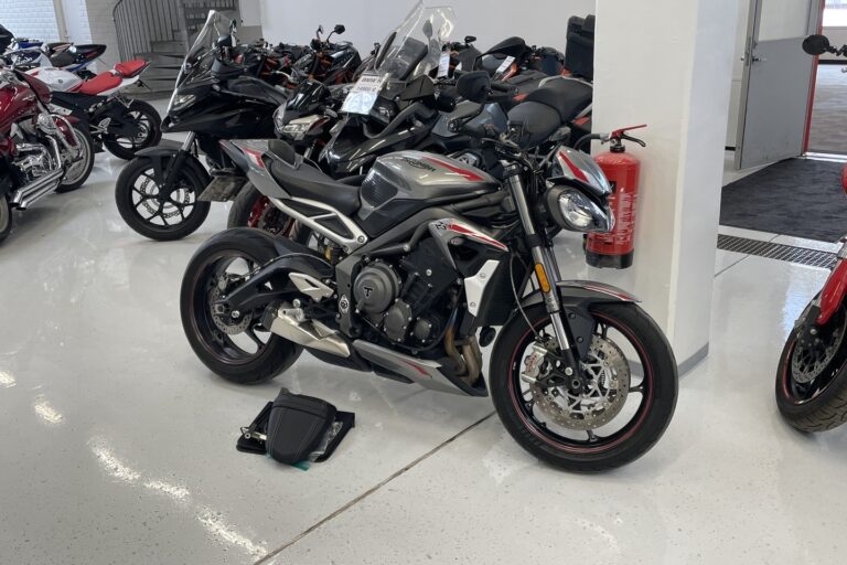 Triumph - STREET TRIPLE - 765 RS // Juuri tullut! / Öhlins / Sifter / Huoltokirja / Suomi-pyörä // - Moottoripyörä