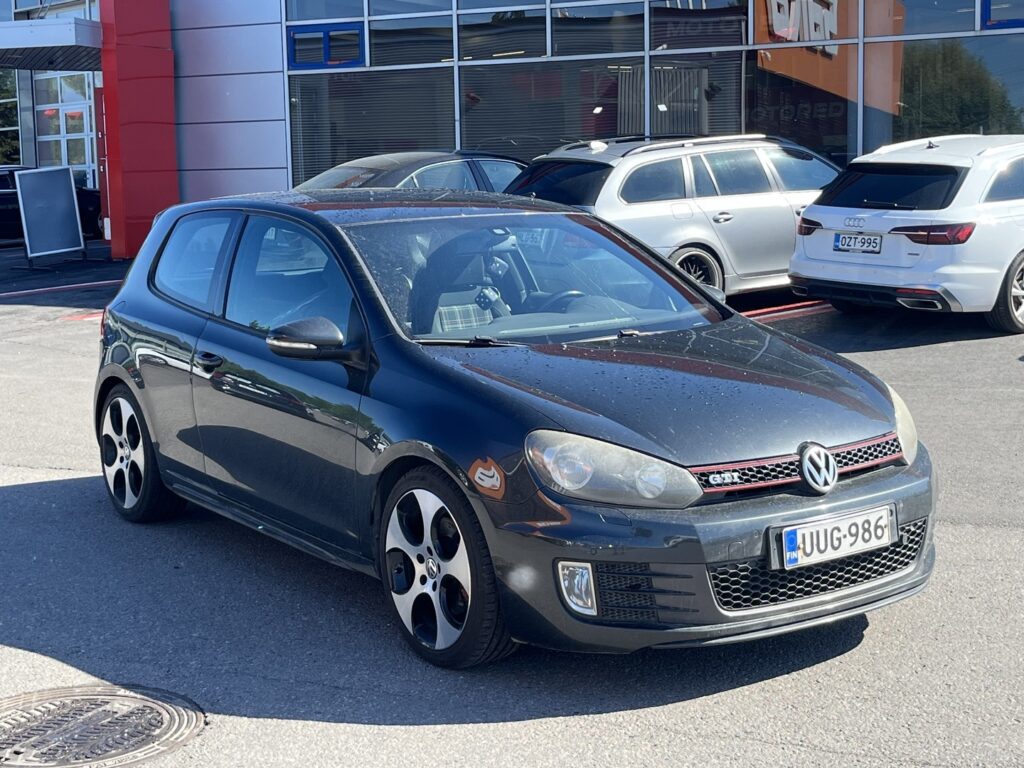 Volkswagen - GOLF - GTI 2,0 155 kW (210hv) // Top-Sport varustelu / Sport-alusta / Sporttipenkit / P. tutkat / Ilmastointi / Sporttiratti // Volkswagen - GOLF - GTI 2,0 155 kW (210hv) // Top-Sport varustelu / Sport-alusta / Sporttipenkit / P. tutkat / Ilmastointi / Sporttiratti // - Viistoperä