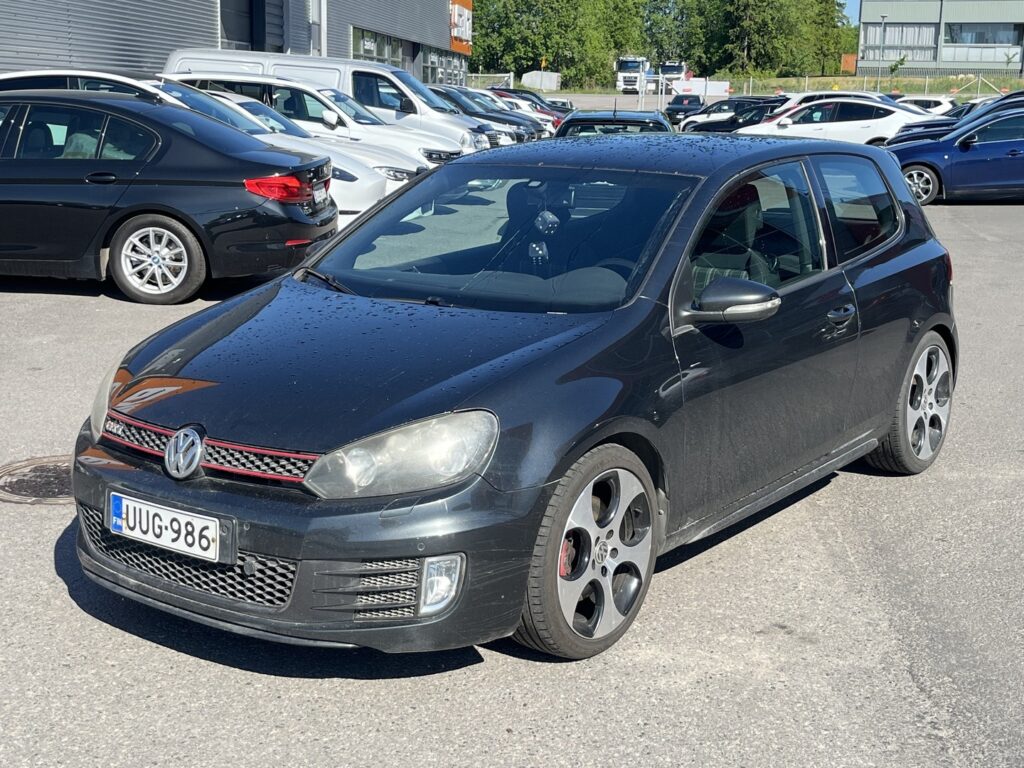 Volkswagen - GOLF - GTI 2,0 155 kW (210hv) // Top-Sport varustelu / Sport-alusta / Sporttipenkit / P. tutkat / Ilmastointi / Sporttiratti // Volkswagen - GOLF - GTI 2,0 155 kW (210hv) // Top-Sport varustelu / Sport-alusta / Sporttipenkit / P. tutkat / Ilmastointi / Sporttiratti // - Viistoperä