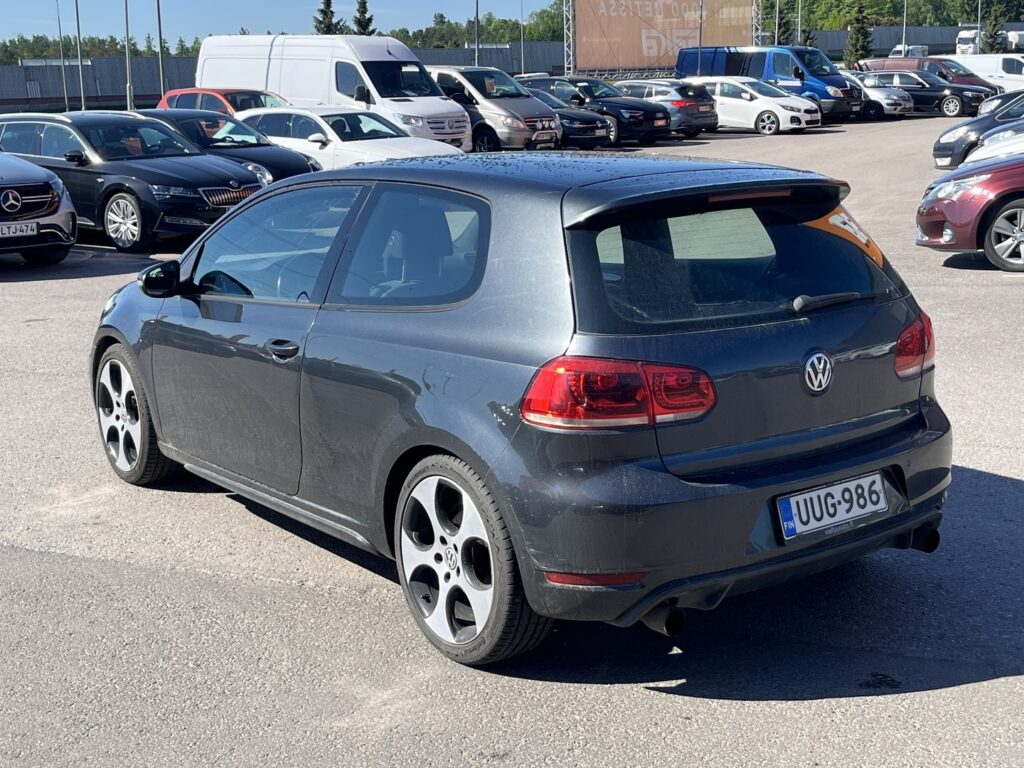 Volkswagen - GOLF - GTI 2,0 155 kW (210hv) // Top-Sport varustelu / Sport-alusta / Sporttipenkit / P. tutkat / Ilmastointi / Sporttiratti // Volkswagen - GOLF - GTI 2,0 155 kW (210hv) // Top-Sport varustelu / Sport-alusta / Sporttipenkit / P. tutkat / Ilmastointi / Sporttiratti // - Viistoperä
