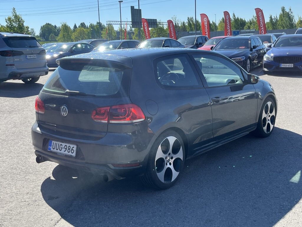 Volkswagen - GOLF - GTI 2,0 155 kW (210hv) // Top-Sport varustelu / Sport-alusta / Sporttipenkit / P. tutkat / Ilmastointi / Sporttiratti // Volkswagen - GOLF - GTI 2,0 155 kW (210hv) // Top-Sport varustelu / Sport-alusta / Sporttipenkit / P. tutkat / Ilmastointi / Sporttiratti // - Viistoperä