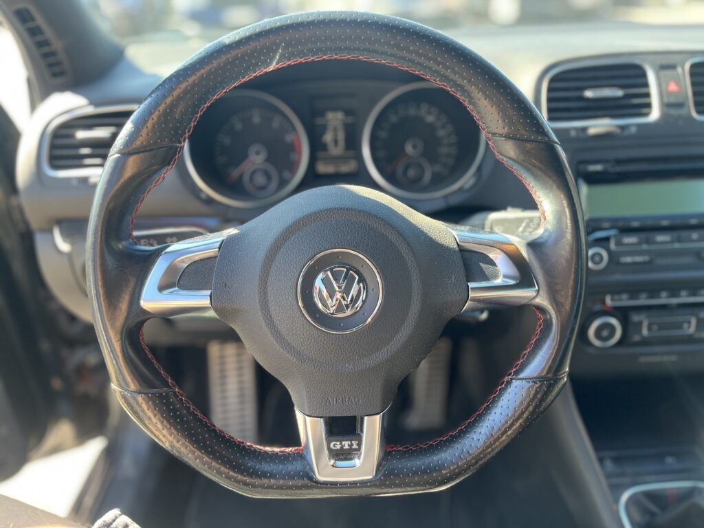 Volkswagen - GOLF - GTI 2,0 155 kW (210hv) // Top-Sport varustelu / Sport-alusta / Sporttipenkit / P. tutkat / Ilmastointi / Sporttiratti // Volkswagen - GOLF - GTI 2,0 155 kW (210hv) // Top-Sport varustelu / Sport-alusta / Sporttipenkit / P. tutkat / Ilmastointi / Sporttiratti // - Viistoperä