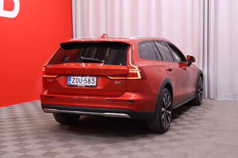 Volvo - V60 Cross Country - B4 AWD D-MHEV Business Plus aut // 1.om Suomi-auto / Merkkihuollettu / ACC / VOC / PA-lämmitin / H&K / Koukku // - Farmari