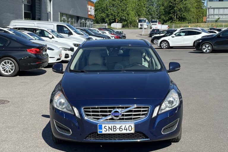 Volvo - V60 - D3 Ocean Race aut S/S // Vetokoukku / Vakkari / KeyLess / Nahkaverhoilu / P. tutka / High Performance -äänentoisto // - Farmari