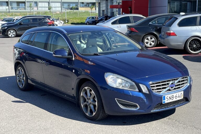 Volvo - V60 - D3 Ocean Race aut S/S // Vetokoukku / Vakkari / KeyLess / Nahkaverhoilu / P. tutka / High Performance -äänentoisto // - Farmari