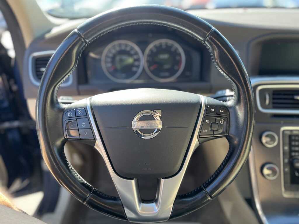Volvo - V60 - D3 Ocean Race aut S/S // Vetokoukku / Vakkari / KeyLess / Nahkaverhoilu / P. tutka / High Performance -äänentoisto // Volvo - V60 - D3 Ocean Race aut S/S // Vetokoukku / Vakkari / KeyLess / Nahkaverhoilu / P. tutka / High Performance -äänentoisto // - Farmari