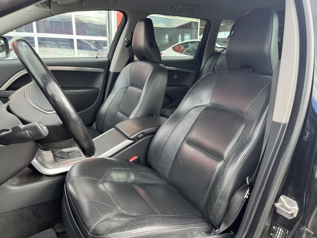 Volvo - XC70 - D5 AWD Business Summum Edition aut // ACC / Kaistavahti / Webasto / Suomi-auto // Volvo - XC70 - D5 AWD Business Summum Edition aut // ACC / Kaistavahti / Webasto / Suomi-auto // - Farmari