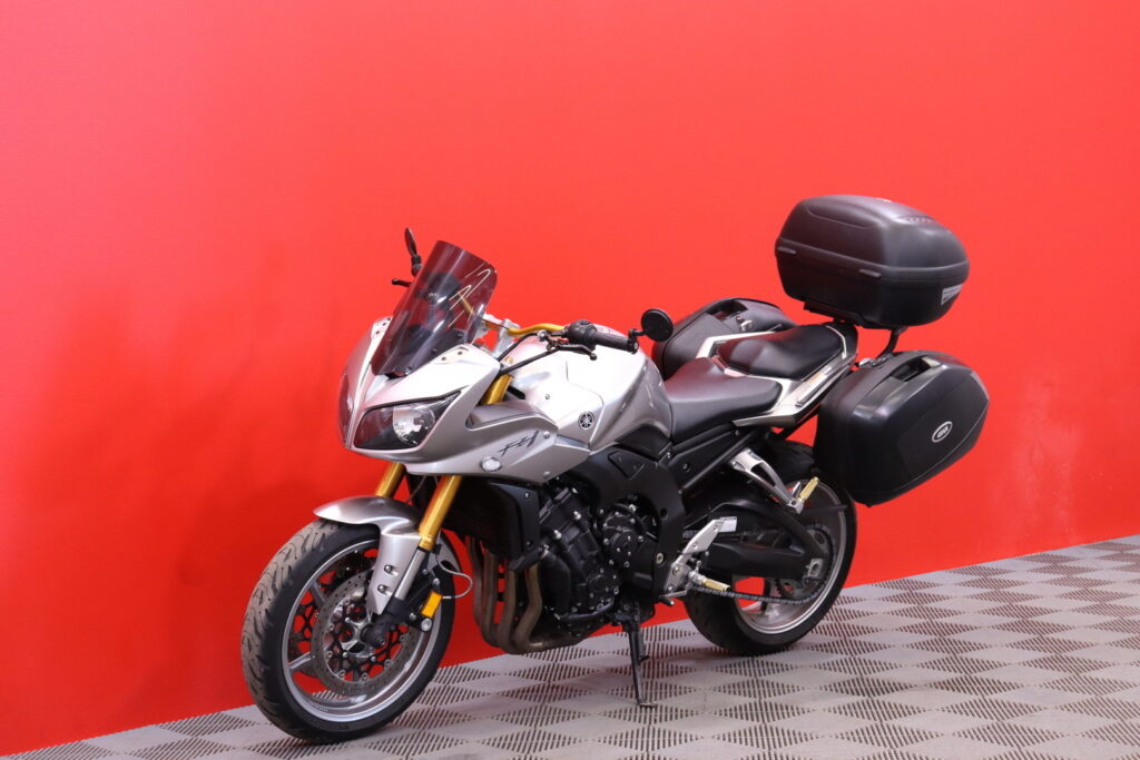 Yamaha - FZ1 - // Akrapovic / Huoltokirja / Teräspunos jarruletkut / USD / 3x laukut // Yamaha - FZ1 - // Akrapovic / Huoltokirja / Teräspunos jarruletkut / USD / 3x laukut // - Moottoripyörä