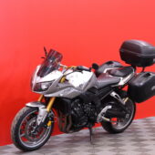 Yamaha - FZ1 - // Akrapovic / Huoltokirja / Teräspunos jarruletkut / USD / 3x laukut // - Moottoripyörä