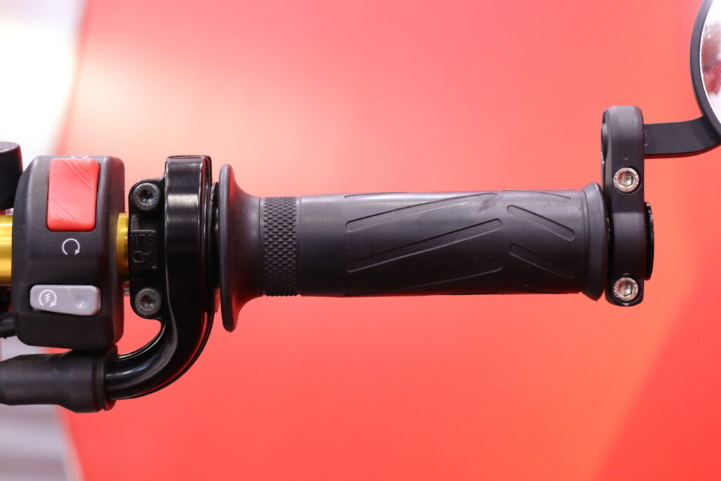 Yamaha - FZ1 - // Akrapovic / Huoltokirja / Teräspunos jarruletkut / USD / 3x laukut // Yamaha - FZ1 - // Akrapovic / Huoltokirja / Teräspunos jarruletkut / USD / 3x laukut // - Moottoripyörä