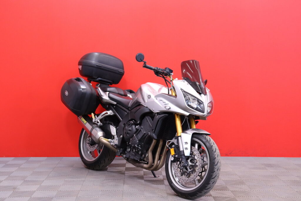 Yamaha - FZ1 - // Akrapovic / Huoltokirja / Teräspunos jarruletkut / USD / 3x laukut // Yamaha - FZ1 - // Akrapovic / Huoltokirja / Teräspunos jarruletkut / USD / 3x laukut // - Moottoripyörä