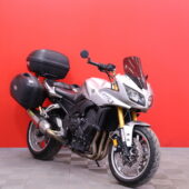 Yamaha - FZ1 - // Akrapovic / Huoltokirja / Teräspunos jarruletkut / USD / 3x laukut // - Moottoripyörä