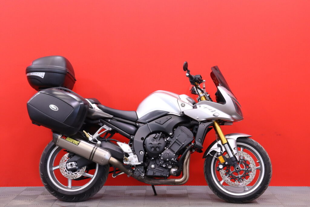 Yamaha - FZ1 - // Akrapovic / Huoltokirja / Teräspunos jarruletkut / USD / 3x laukut // Yamaha - FZ1 - // Akrapovic / Huoltokirja / Teräspunos jarruletkut / USD / 3x laukut // - Moottoripyörä