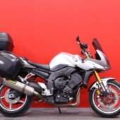 Yamaha - FZ1 - // Akrapovic / Huoltokirja / Teräspunos jarruletkut / USD / 3x laukut // - Moottoripyörä