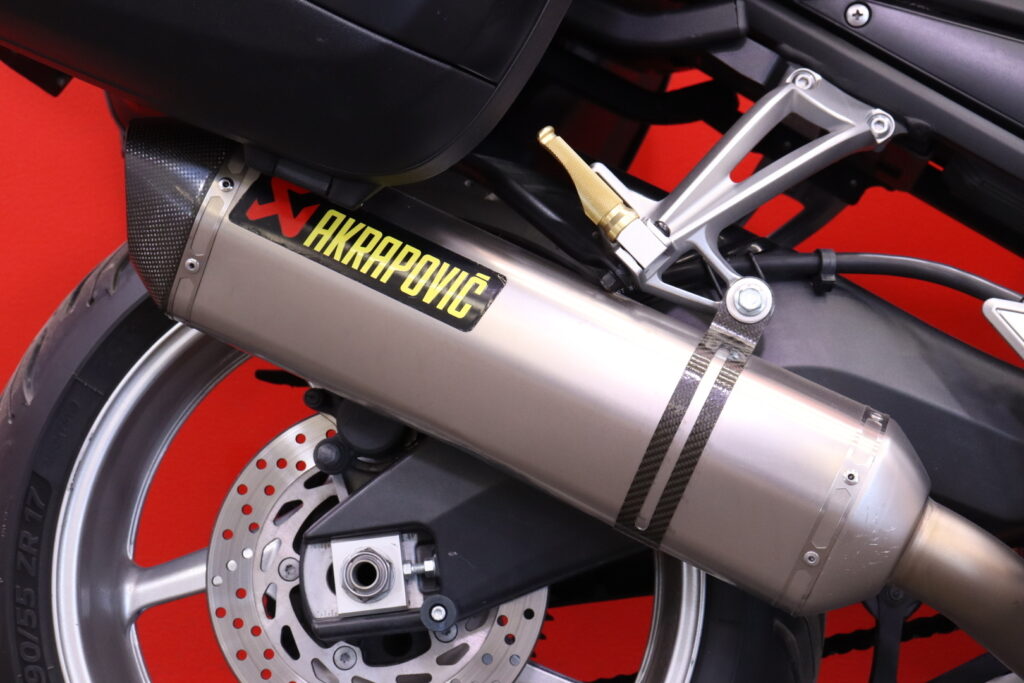 Yamaha - FZ1 - // Akrapovic / Huoltokirja / Teräspunos jarruletkut / USD / 3x laukut // Yamaha - FZ1 - // Akrapovic / Huoltokirja / Teräspunos jarruletkut / USD / 3x laukut // - Moottoripyörä