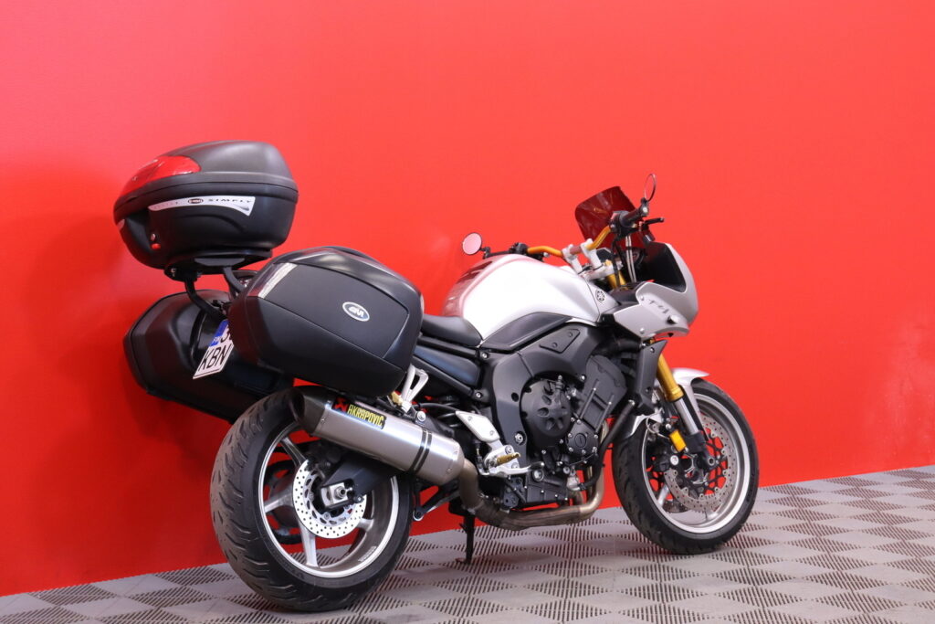 Yamaha - FZ1 - // Akrapovic / Huoltokirja / Teräspunos jarruletkut / USD / 3x laukut // Yamaha - FZ1 - // Akrapovic / Huoltokirja / Teräspunos jarruletkut / USD / 3x laukut // - Moottoripyörä