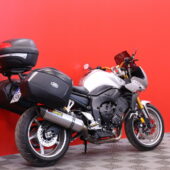 Yamaha - FZ1 - // Akrapovic / Huoltokirja / Teräspunos jarruletkut / USD / 3x laukut // - Moottoripyörä
