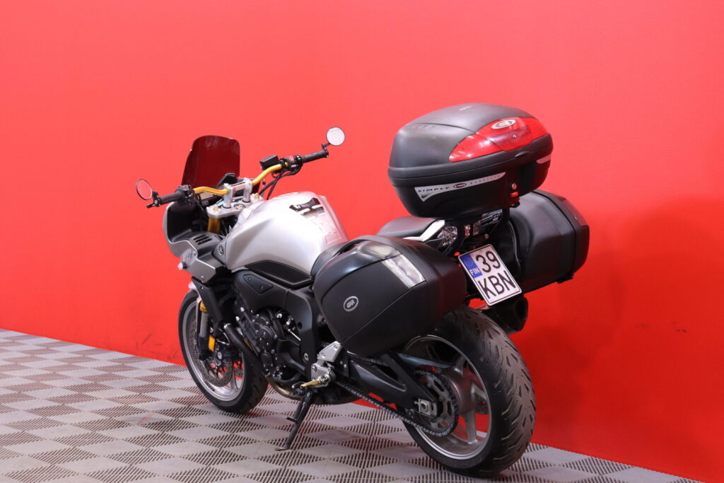 Yamaha - FZ1 - // Akrapovic / Huoltokirja / Teräspunos jarruletkut / USD / 3x laukut // Yamaha - FZ1 - // Akrapovic / Huoltokirja / Teräspunos jarruletkut / USD / 3x laukut // - Moottoripyörä