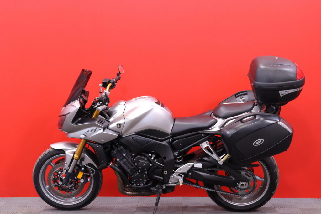 Yamaha - FZ1 - // Akrapovic / Huoltokirja / Teräspunos jarruletkut / USD / 3x laukut // Yamaha - FZ1 - // Akrapovic / Huoltokirja / Teräspunos jarruletkut / USD / 3x laukut // - Moottoripyörä