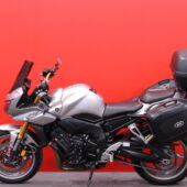 Yamaha - FZ1 - // Akrapovic / Huoltokirja / Teräspunos jarruletkut / USD / 3x laukut // - Moottoripyörä