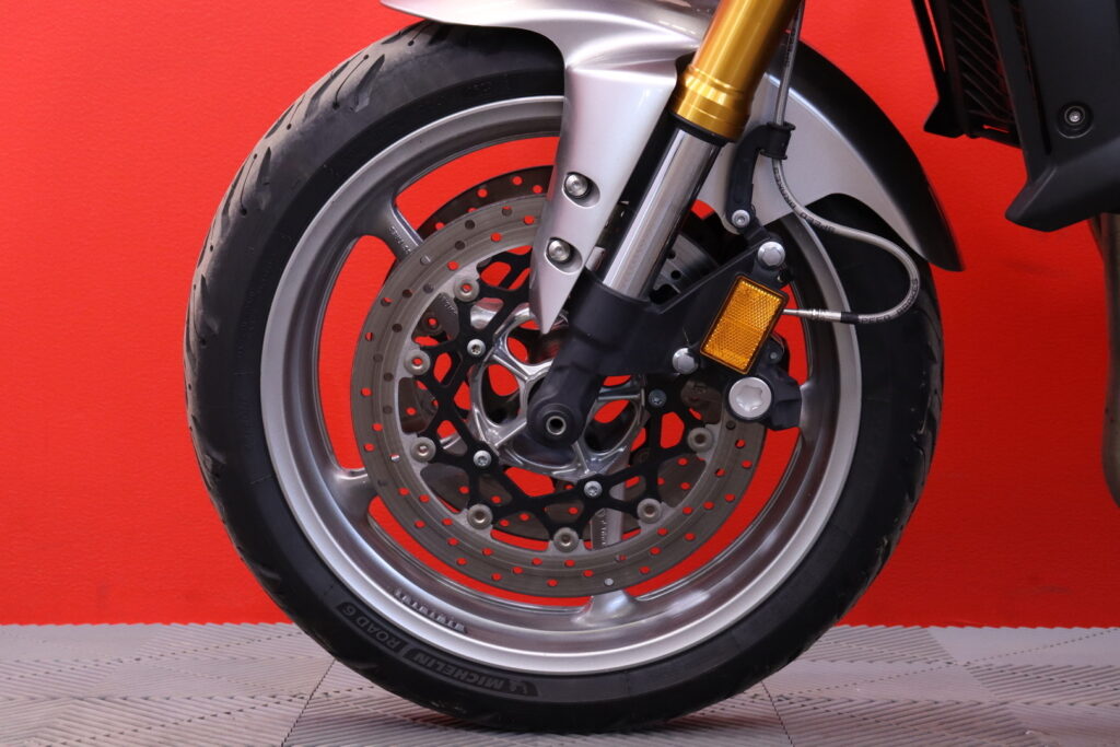 Yamaha - FZ1 - // Akrapovic / Huoltokirja / Teräspunos jarruletkut / USD / 3x laukut // Yamaha - FZ1 - // Akrapovic / Huoltokirja / Teräspunos jarruletkut / USD / 3x laukut // - Moottoripyörä