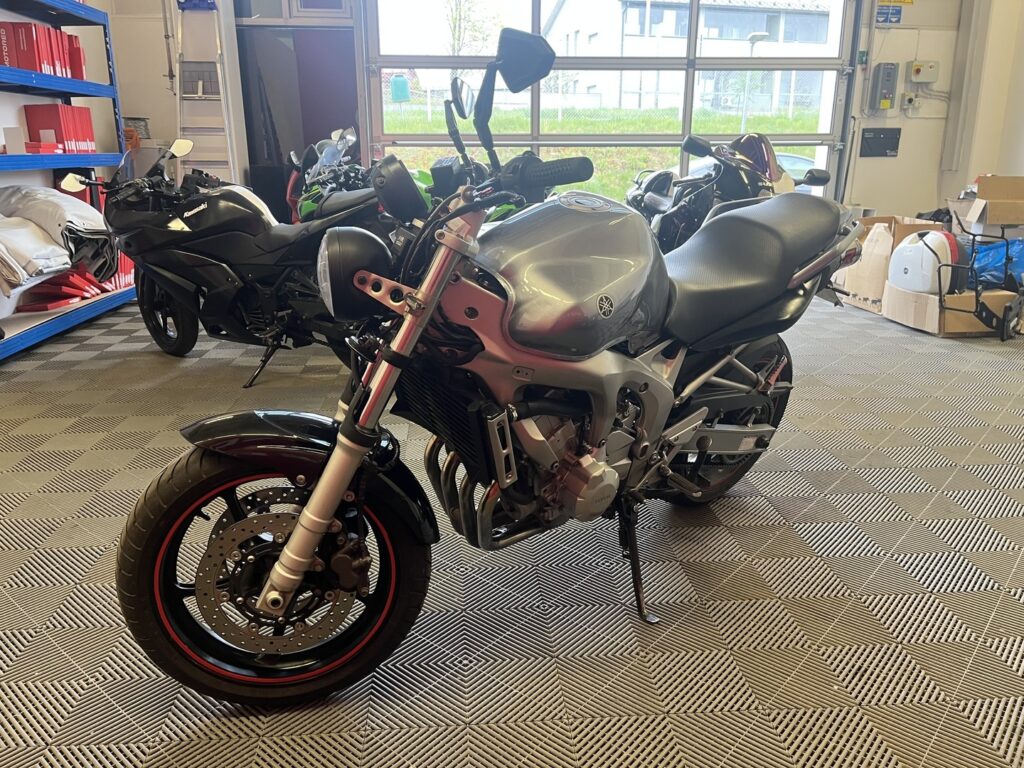 Yamaha - FZ6-S - // Myydään huutokaupat.com / DominatoR / Hyväkuntoiset renkaat // Yamaha - FZ6-S - // Myydään huutokaupat.com / DominatoR / Hyväkuntoiset renkaat // - Moottoripyörä