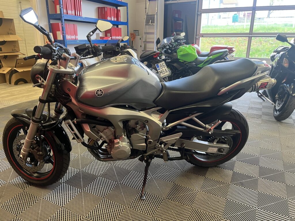 Yamaha - FZ6-S - // Myydään huutokaupat.com / DominatoR / Hyväkuntoiset renkaat // Yamaha - FZ6-S - // Myydään huutokaupat.com / DominatoR / Hyväkuntoiset renkaat // - Moottoripyörä