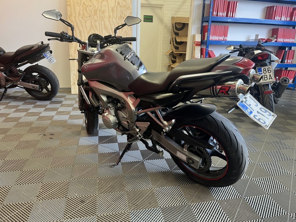 Yamaha - FZ6-S - // Myydään huutokaupat.com / DominatoR / Hyväkuntoiset renkaat // Yamaha - FZ6-S - // Myydään huutokaupat.com / DominatoR / Hyväkuntoiset renkaat // - Moottoripyörä