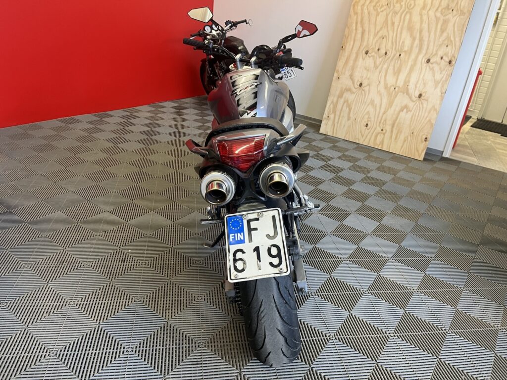 Yamaha - FZ6-S - // Myydään huutokaupat.com / DominatoR / Hyväkuntoiset renkaat // Yamaha - FZ6-S - // Myydään huutokaupat.com / DominatoR / Hyväkuntoiset renkaat // - Moottoripyörä