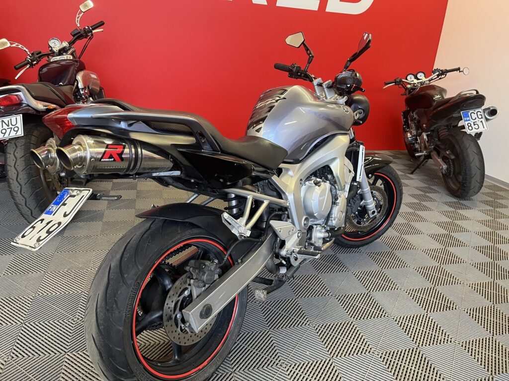 Yamaha - FZ6-S - // Myydään huutokaupat.com / DominatoR / Hyväkuntoiset renkaat // Yamaha - FZ6-S - // Myydään huutokaupat.com / DominatoR / Hyväkuntoiset renkaat // - Moottoripyörä