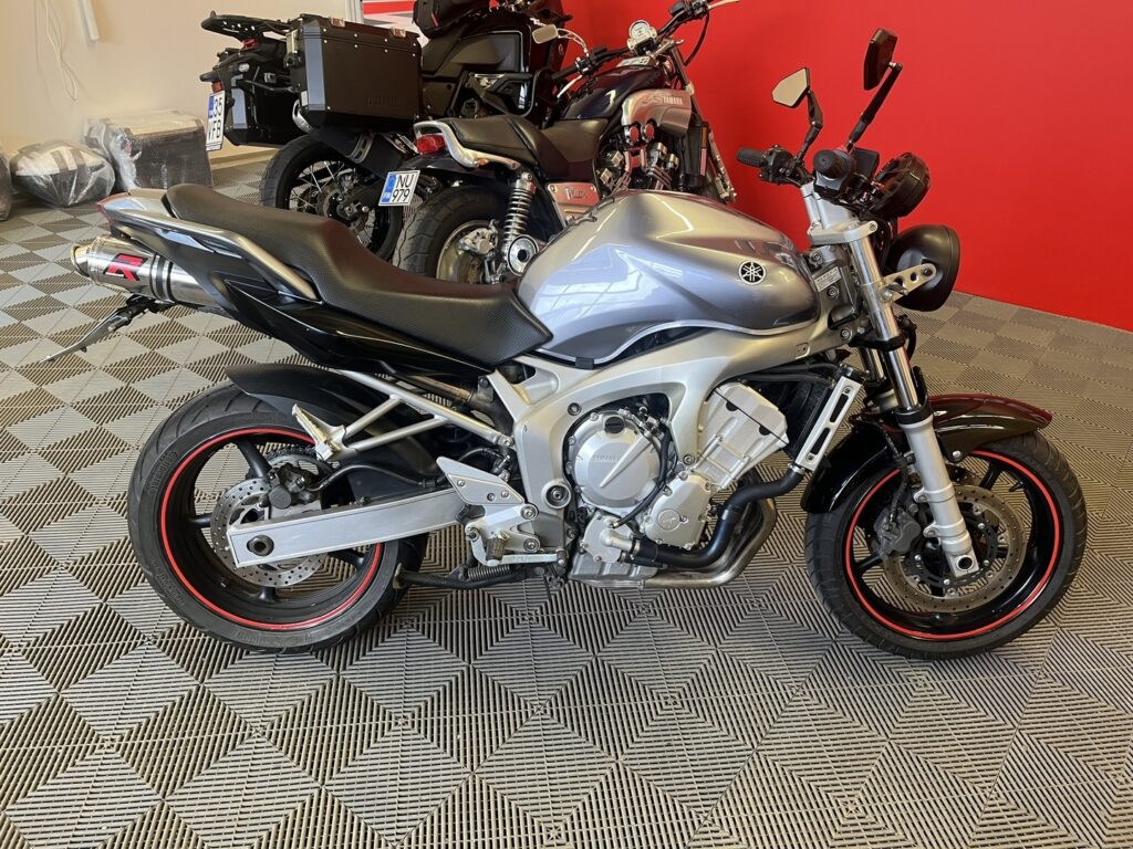 Yamaha - FZ6-S - // Myydään huutokaupat.com / DominatoR / Hyväkuntoiset renkaat // Yamaha - FZ6-S - // Myydään huutokaupat.com / DominatoR / Hyväkuntoiset renkaat // - Moottoripyörä