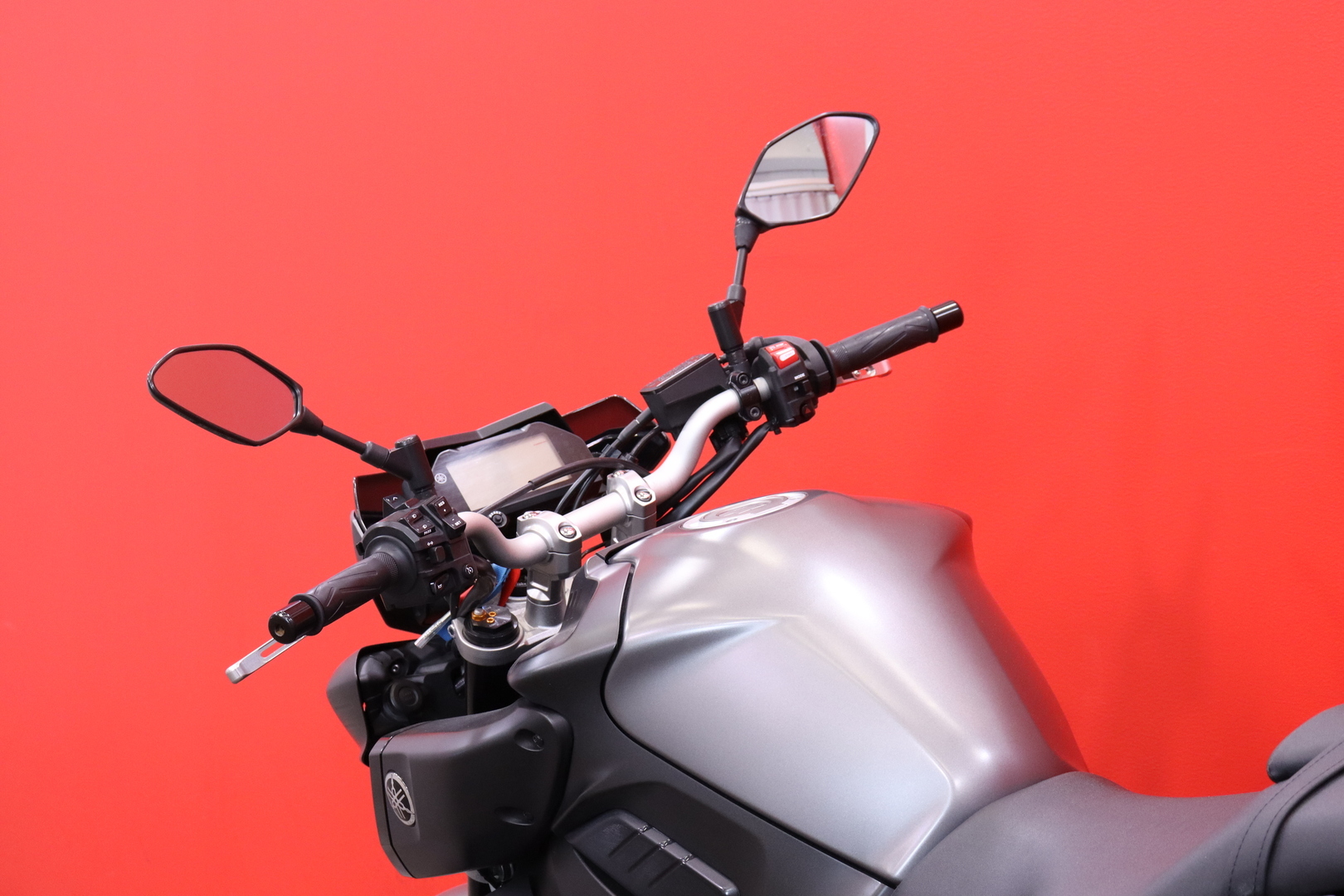 Yamaha - MT-10 - // Ajomodet / Shifter / TCS / ABS / Vakkari / Huoltokirja // - Moottoripyörä