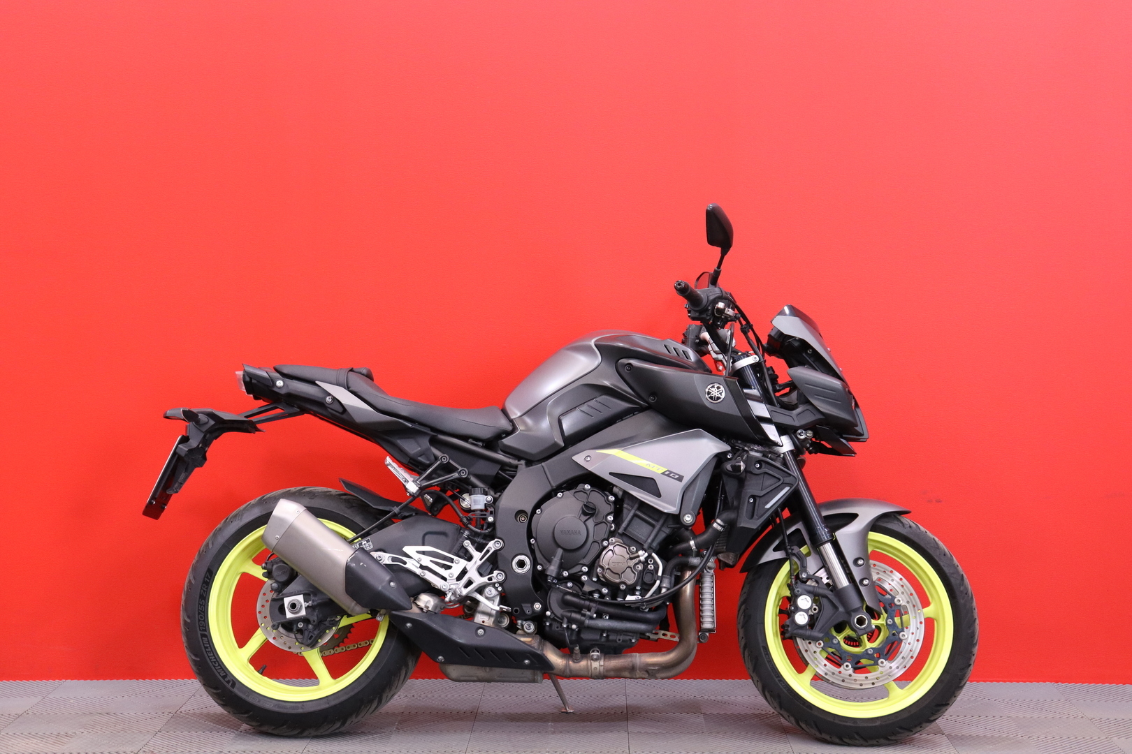 Yamaha - MT-10 - // Ajomodet / Shifter / TCS / ABS / Vakkari / Huoltokirja // - Moottoripyörä