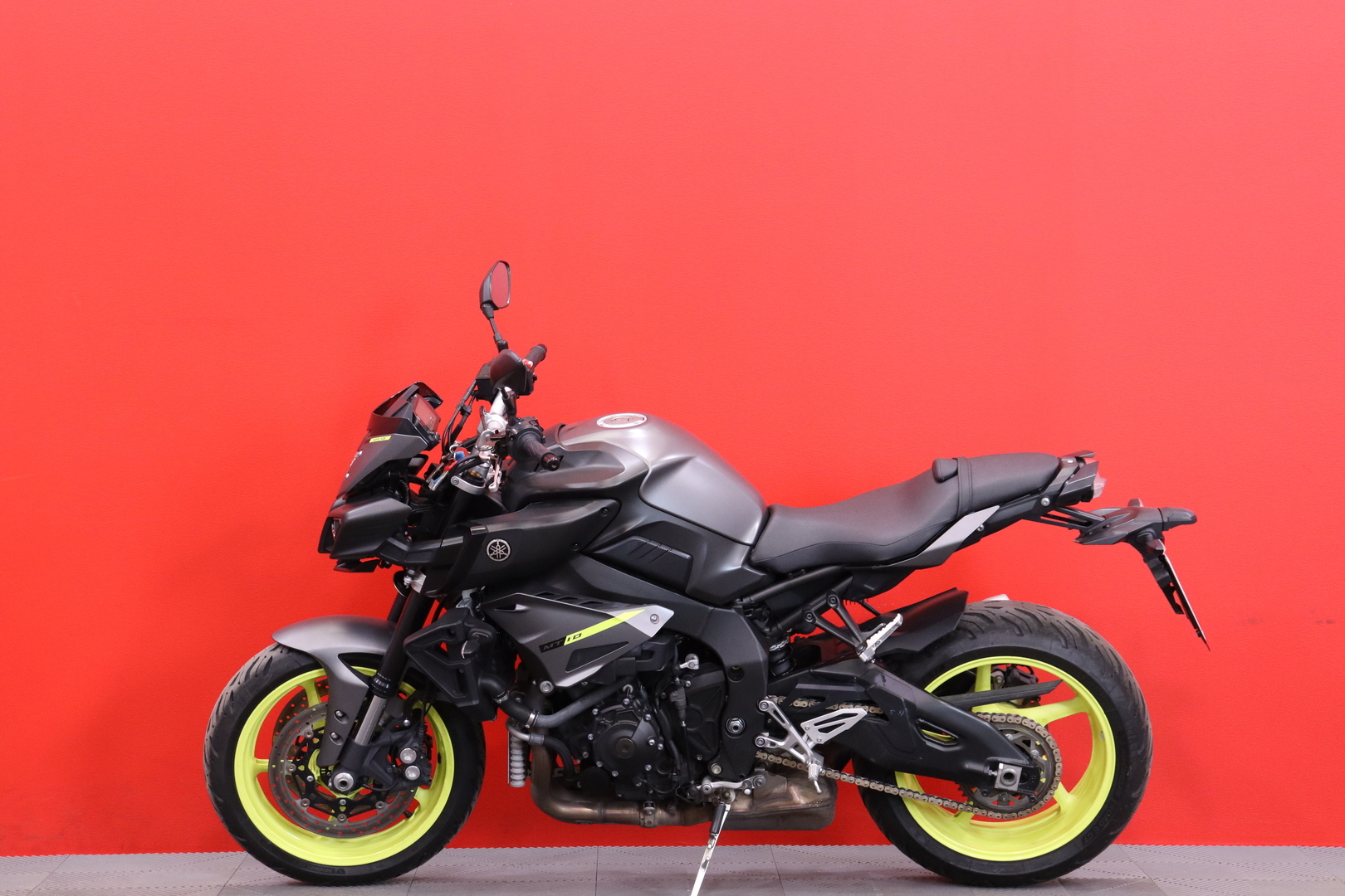 Yamaha - MT-10 - // Ajomodet / Shifter / TCS / ABS / Vakkari / Huoltokirja // - Moottoripyörä