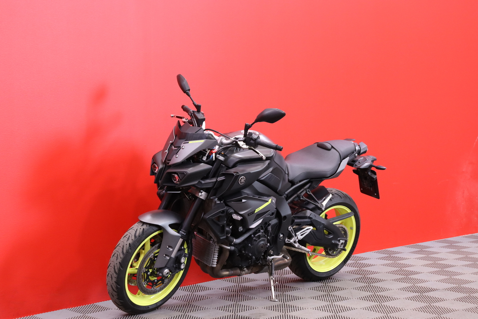 Yamaha - MT-10 - // Ajomodet / Shifter / TCS / ABS / Vakkari / Huoltokirja // - Moottoripyörä