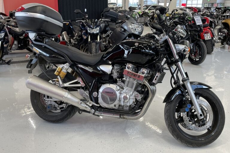Yamaha - XJR - 1300 // Suomi pyörä / Öhlins / Laukku // - Moottoripyörä