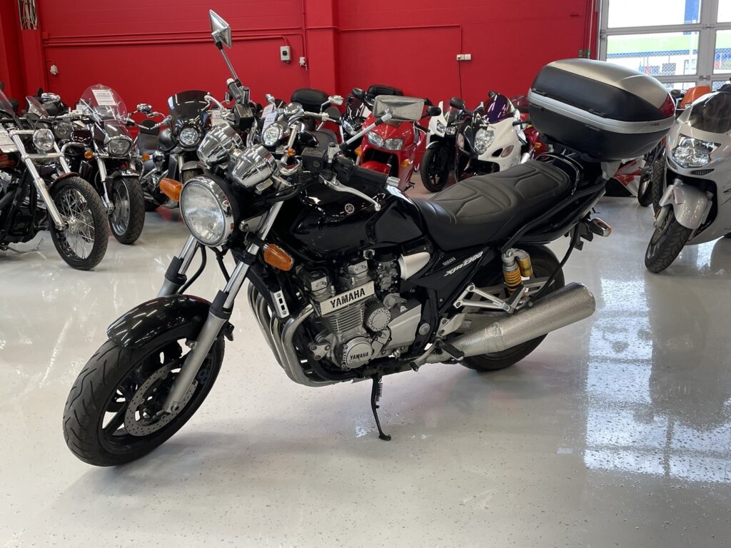Yamaha - XJR - 1300 // Suomi pyörä / Öhlins / Laukku // - Moottoripyörä