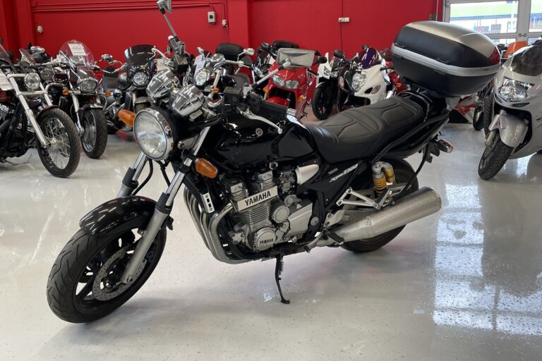 Yamaha - XJR - 1300 // Suomi pyörä / Öhlins / Laukku // - Moottoripyörä