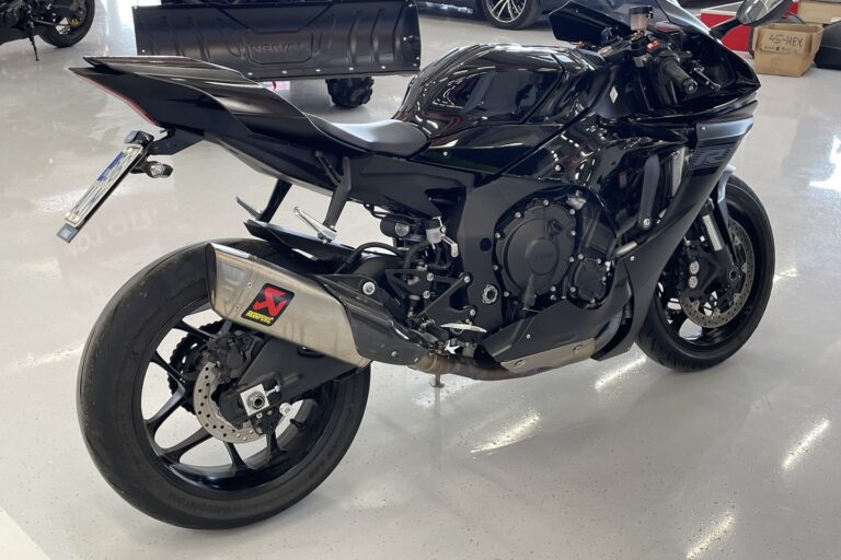 Yamaha - YZF-R1 - // Akrapovic putkisto / Sifter/blipper / Pienet kilsat! / Suomi-pyörä // - Moottoripyörä