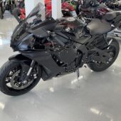 Yamaha - YZF-R1 - // Akrapovic putkisto / Sifter/blipper / Pienet kilsat! / Suomi-pyörä // - Moottoripyörä