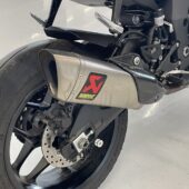 Yamaha - YZF-R1 - // Akrapovic putkisto / Sifter/blipper / Pienet kilsat! / Suomi-pyörä // - Moottoripyörä