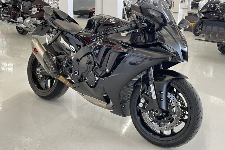 Yamaha - YZF-R1 - // Akrapovic putkisto / Sifter/blipper / Pienet kilsat! / Suomi-pyörä // - Moottoripyörä