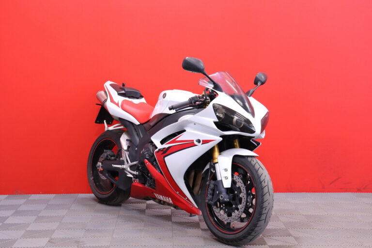 Yamaha - YZF-R1 - // Akrapovic / Ohjausiskunvaimennin // - Moottoripyörä