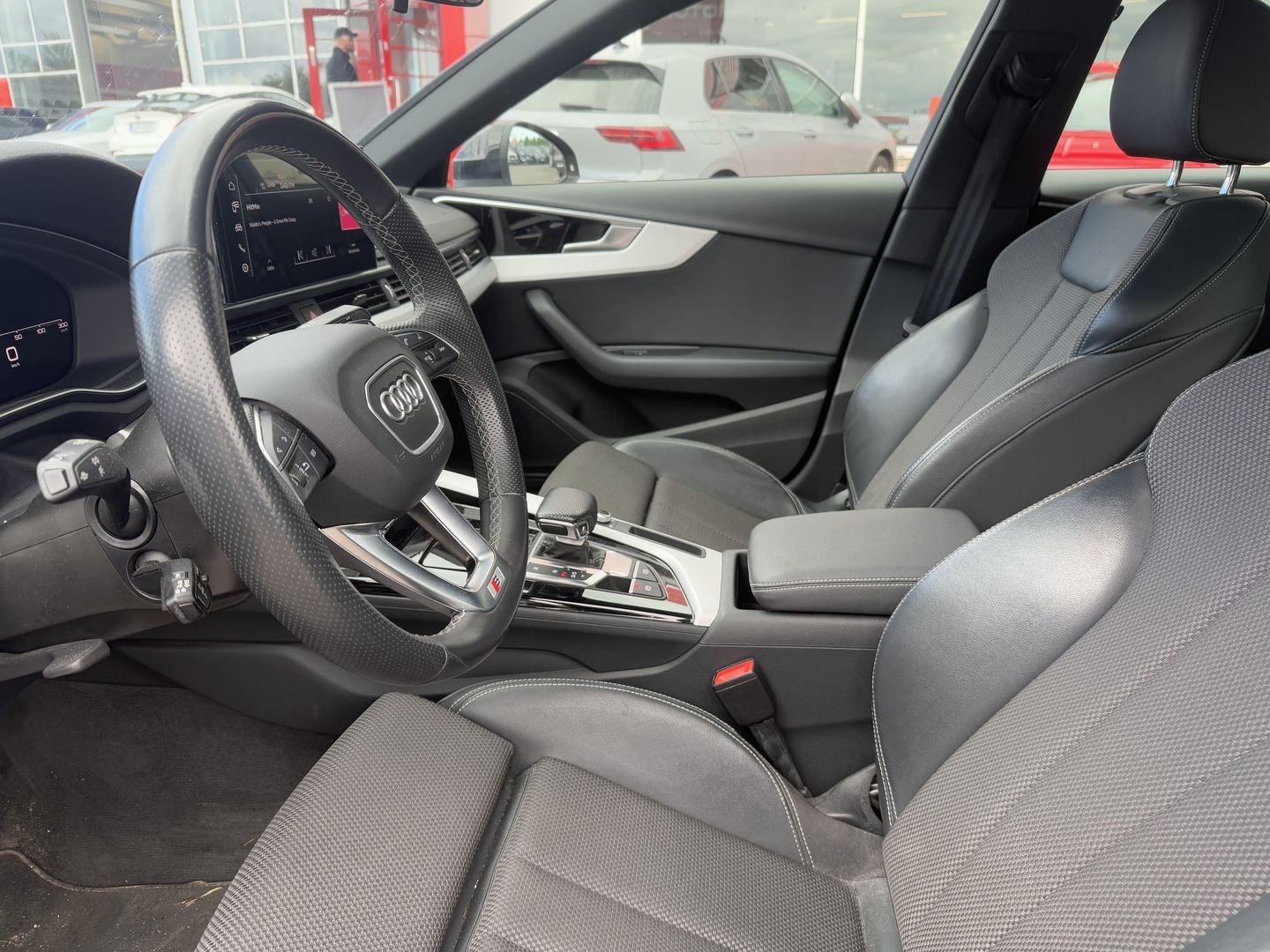 Audi - A4 - Sedan Business Advanced 40 TFSI 150 kW MHEV S tronic - Sedan