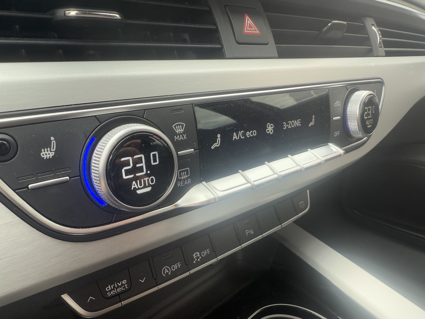 Audi - A4 - Sedan Business Advanced 40 TFSI 150 kW MHEV S tronic - Sedan