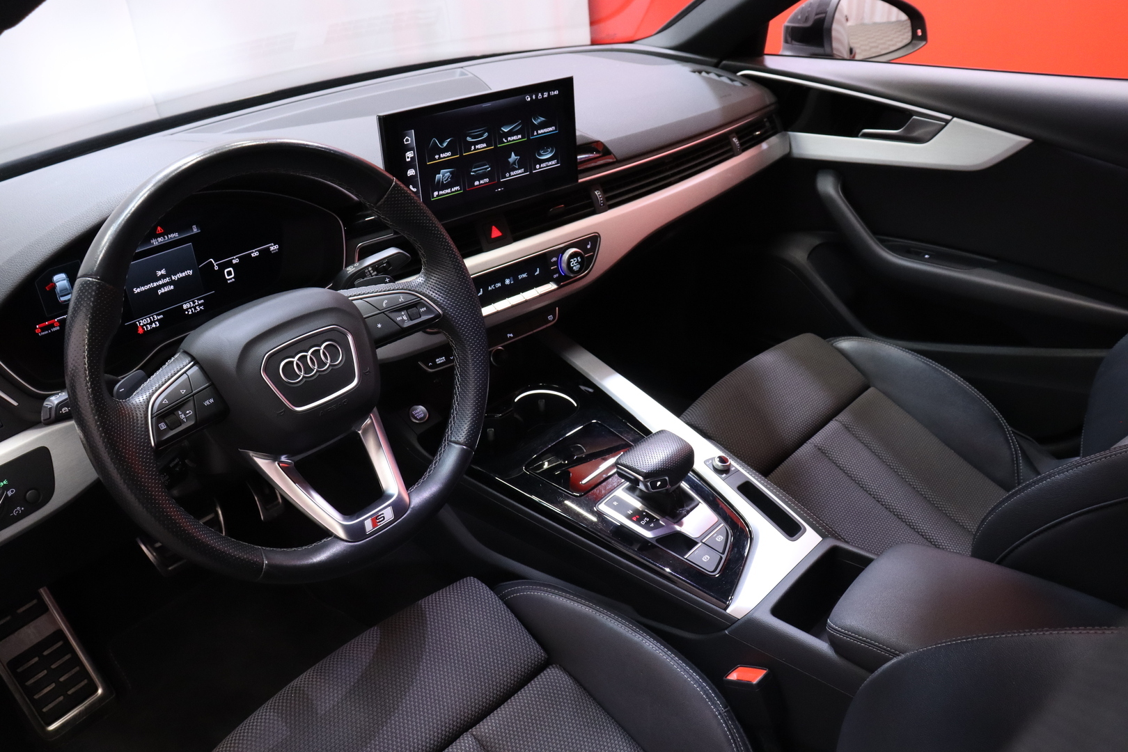Audi - A4 - Sedan Business Advanced 40 TFSI 150 kW MHEV S tronic // Suomi-auto / S-line sisäpaketti / ACC / Matrix / Kamera // - Sedan
