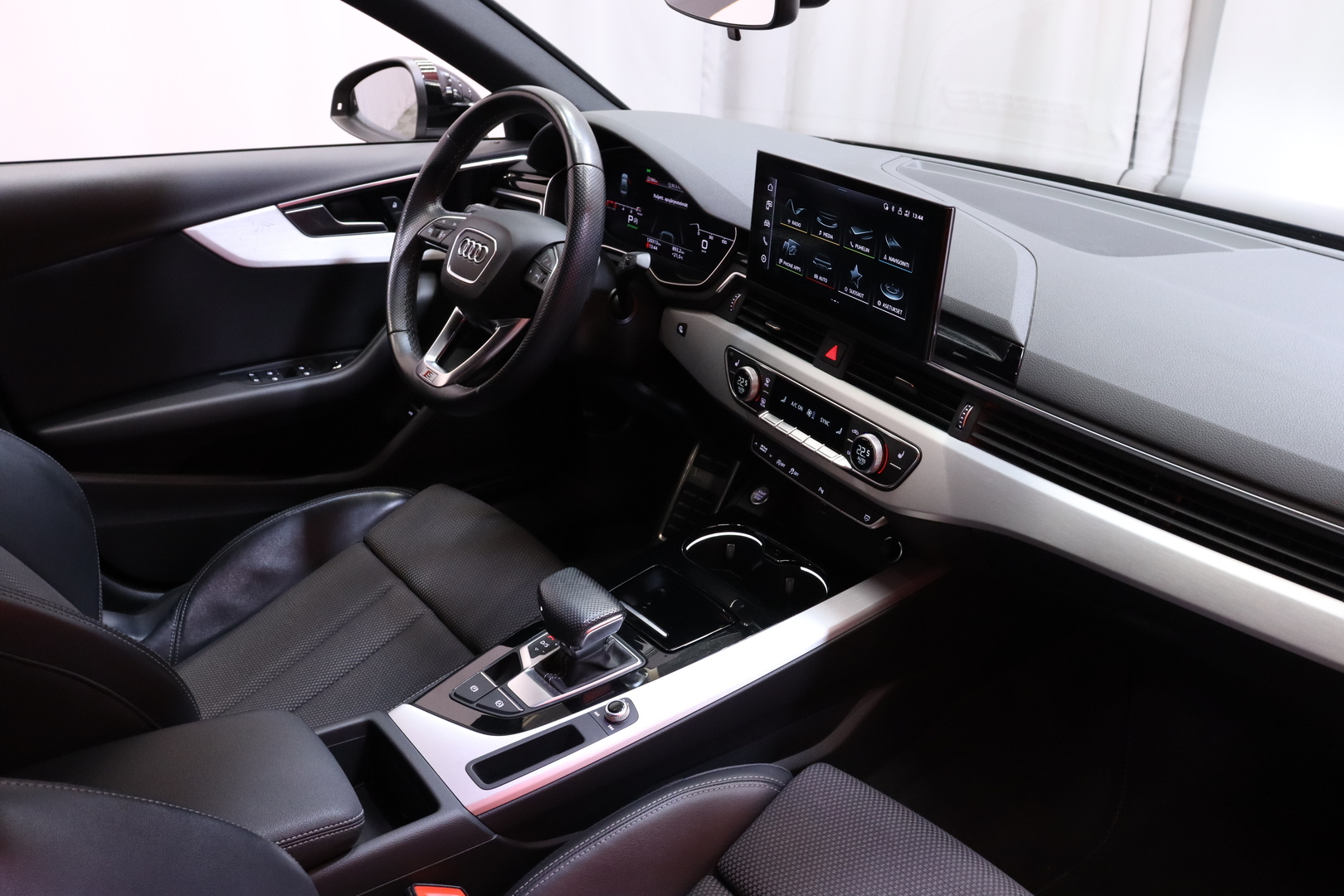 Audi - A4 - Sedan Business Advanced 40 TFSI 150 kW MHEV S tronic // Suomi-auto / S-line sisäpaketti / ACC / Matrix / Kamera // - Sedan