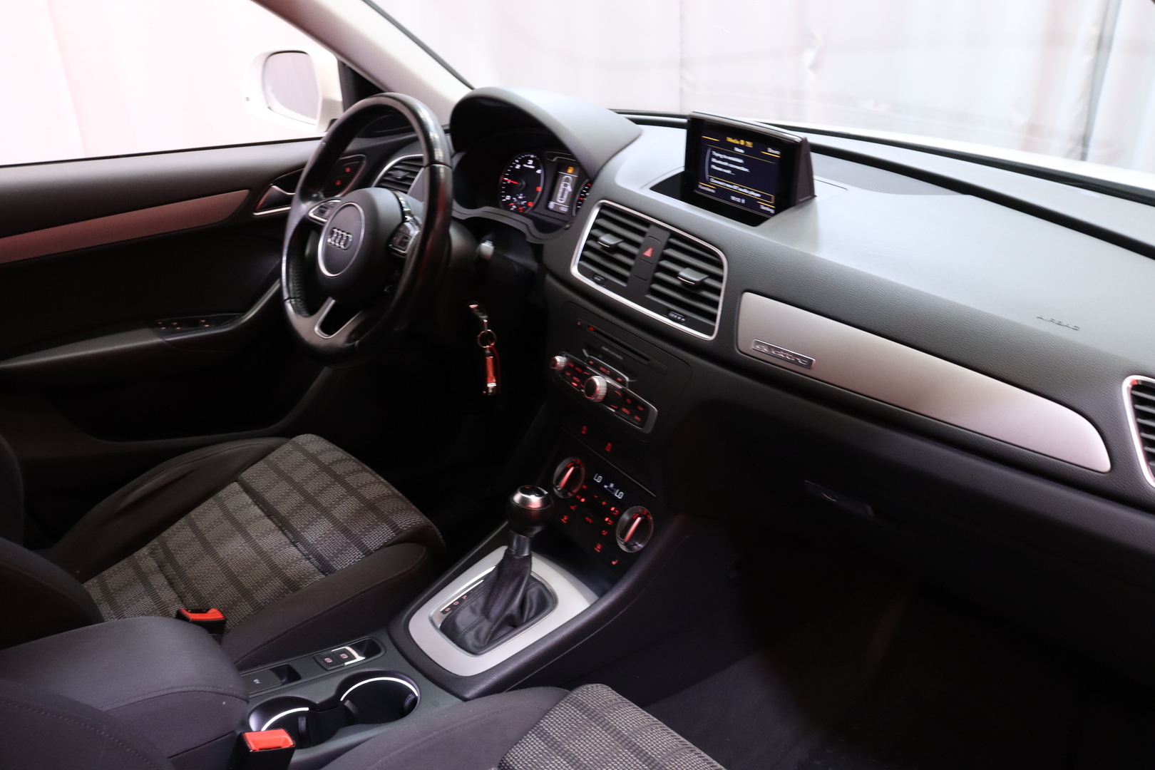 Audi - Q3 - Land of quattro Edition 2,0 TDI 103 kW quattro S tronic // MYYDÄÄN HUUTOKAUPAT.COM ! / S-Line / Atom.ilmastointi // - Maastoauto