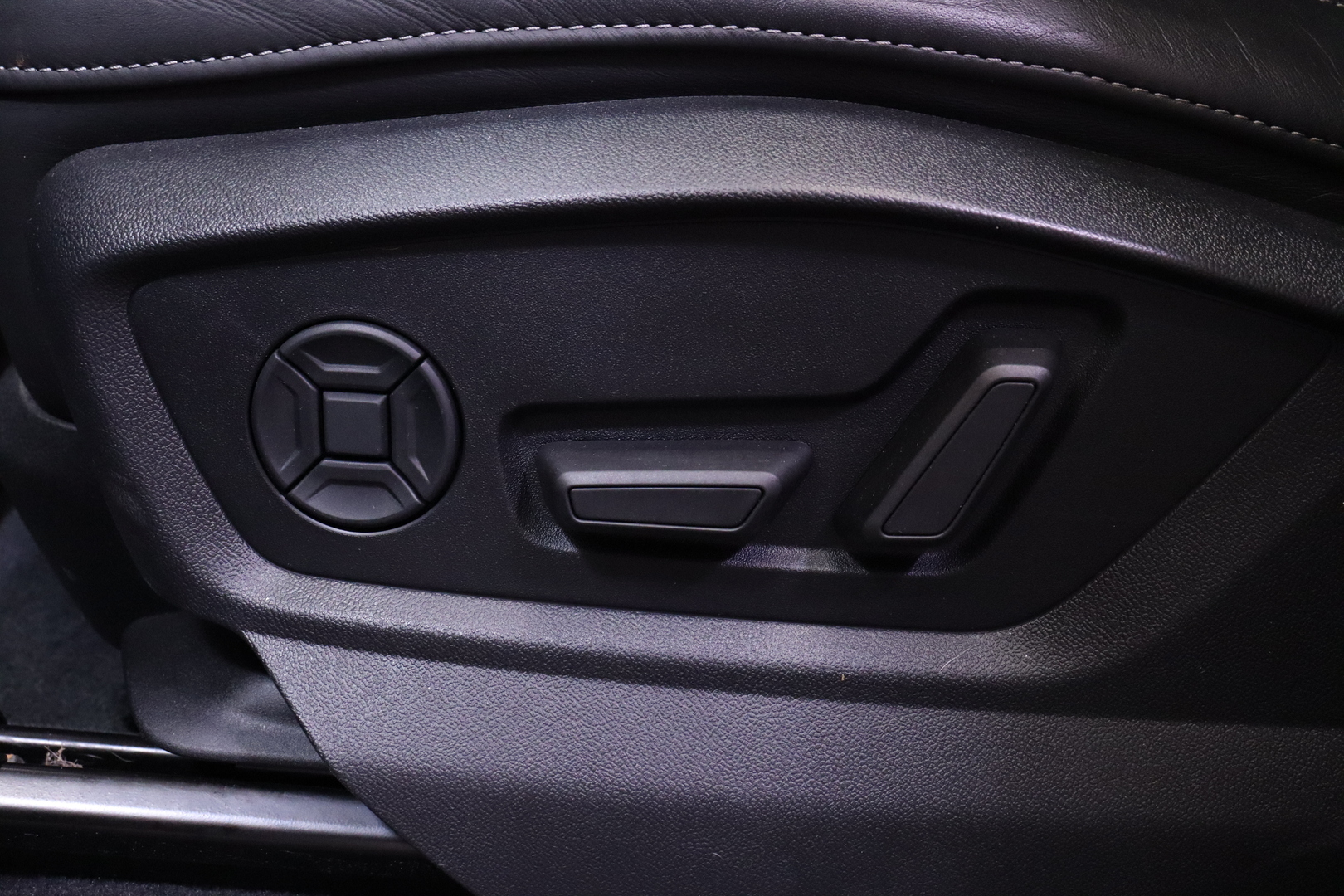 Audi - Q7 - Business S line 60 TFSI e quattro tiptronic // HD Matrix / Ilma-alusta / B&O / Koukku / Digimittaristo - Maastoauto