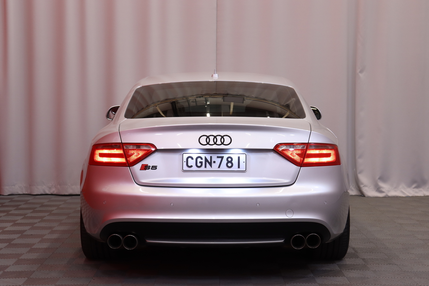 Audi - S5 - Coupé 4,2 V8 quattro // Suomi-auto / Bi-Xenon / Muistipenkki / Nahka-alcantara / BC Racing / Vakkari / Bluetooth / Navi // - Coupe
